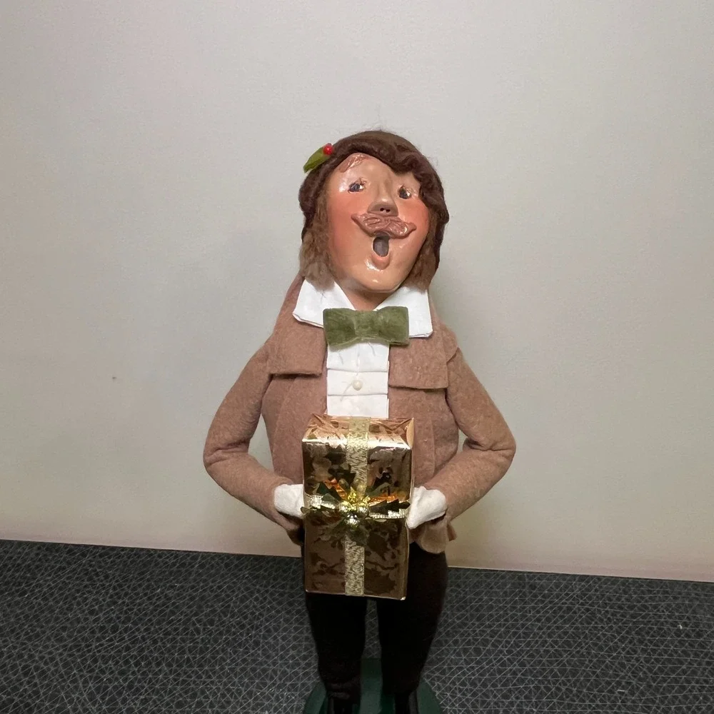 Vtg Byers Choice Caroler Man‎ with Gold Wrapped Present Gift, Green Bow Tie